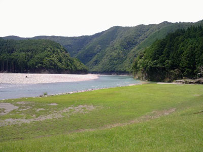 玉置口集落前の北山川